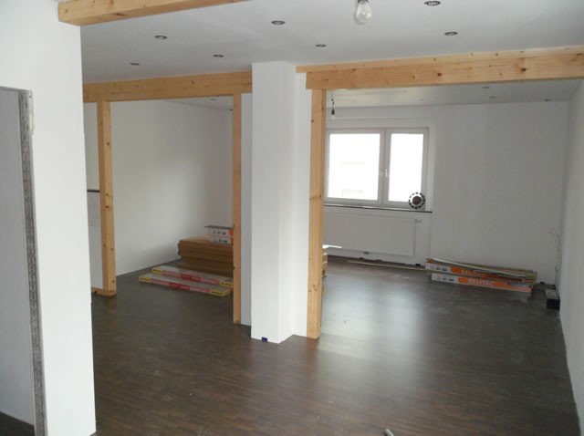 Der neu gestaltete und renovierte Wohnbereich mit Laminatboden und Beleuchtungssystem